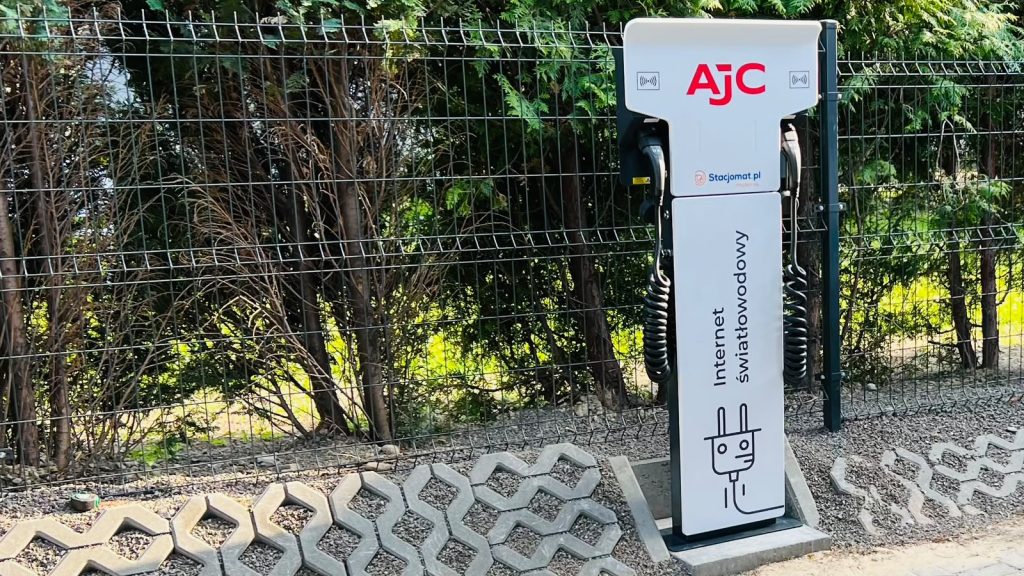 Dwustanowiskowa stacja ładowania dla firmy AJC