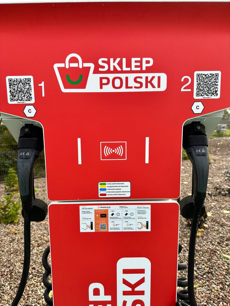 Dwustanowiskowa stacja ładowania dla sieci Sklep Polski