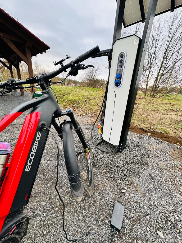 Solarna stacja ładowania rowerów elektrycznych