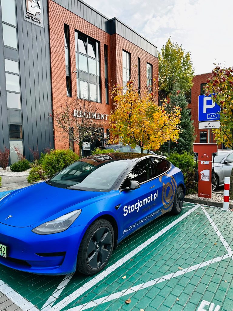 Stacja ładowania pojazdów elektrycznych dla Centrum REGIMENT