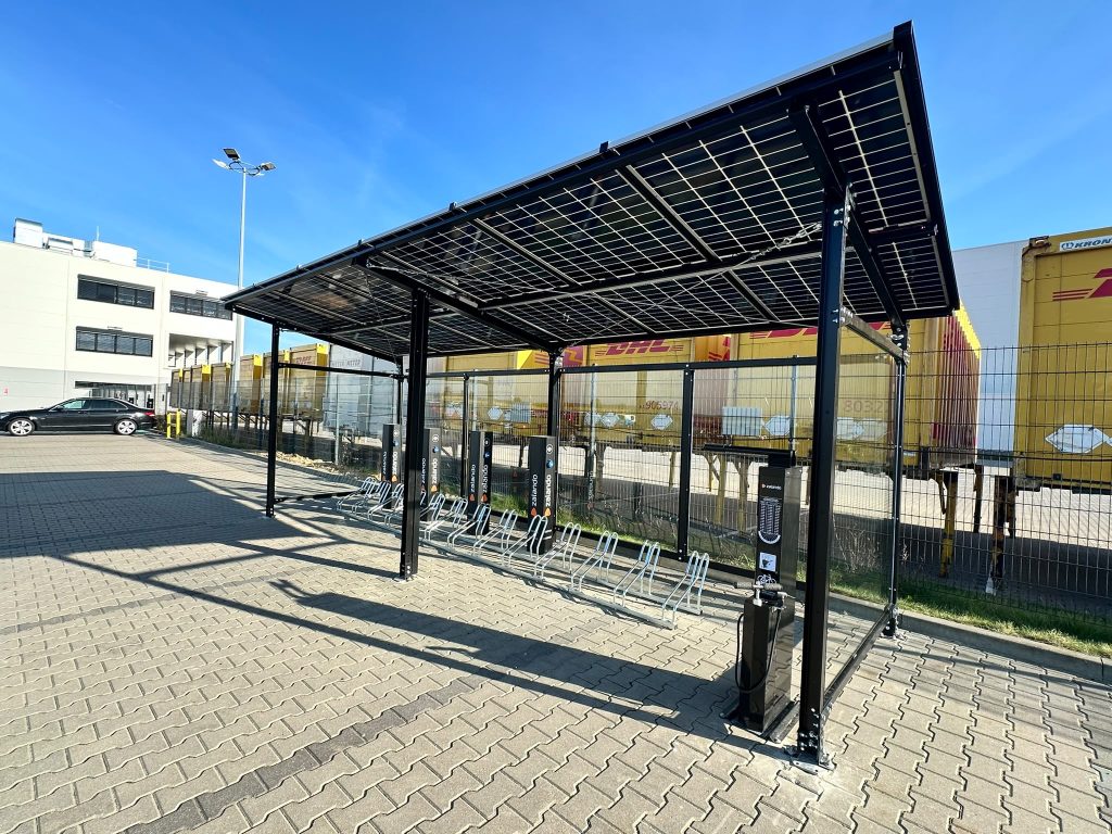 Wiata fotowoltaiczna ze stacją ładowania rowerów elektrycznych